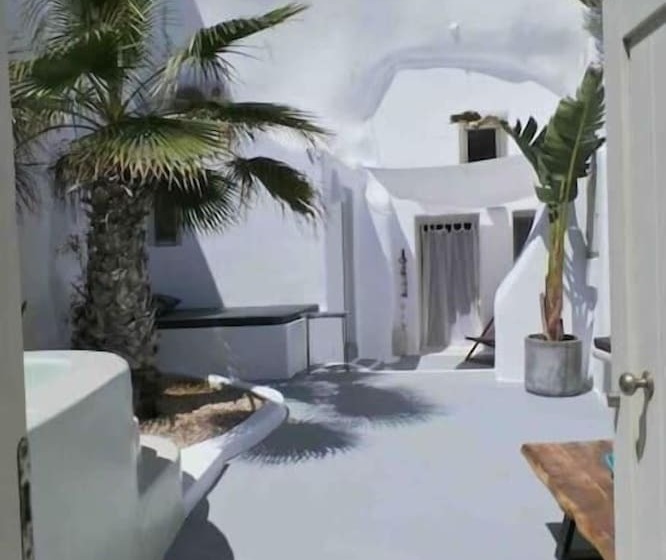 Majatalo Cave At White Rock