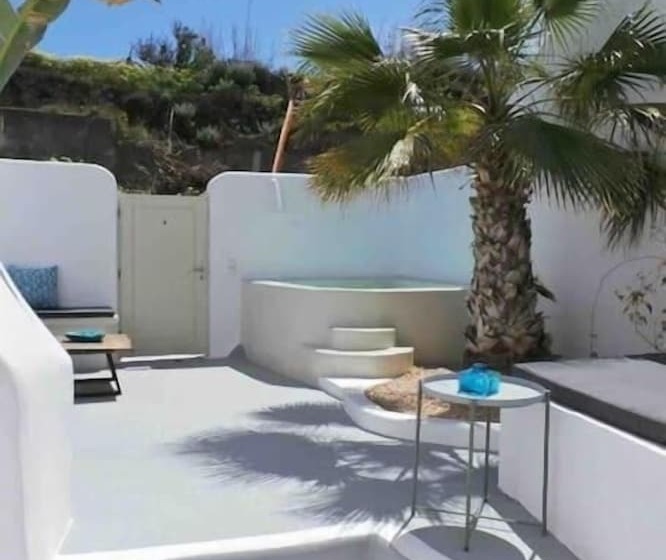 Majatalo Cave At White Rock