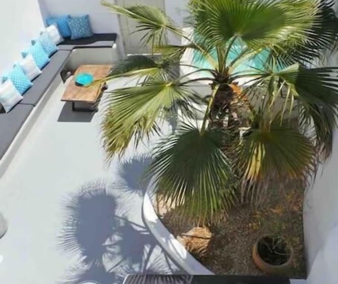 Majatalo Cave At White Rock