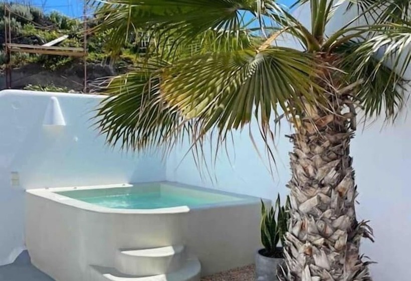 Majatalo Cave At White Rock