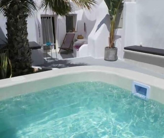 Majatalo Cave At White Rock