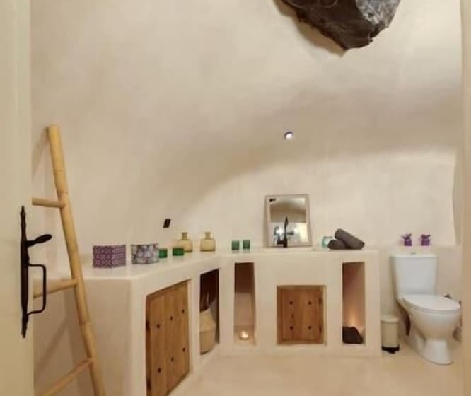 Majatalo Cave At White Rock