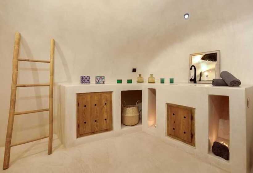 Majatalo Cave At White Rock