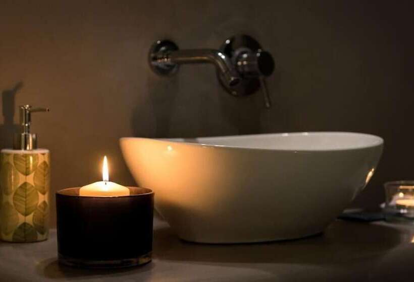 Majatalo Cave At White Rock