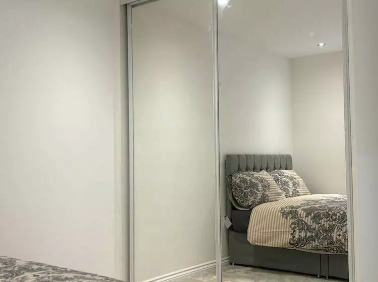 レジデンス Immaculate 4 Bed House In Horley