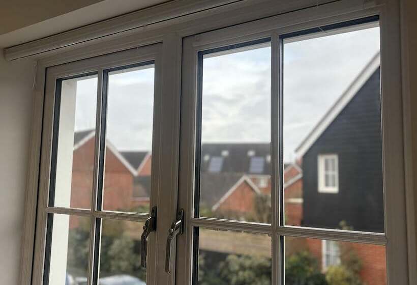 レジデンス Immaculate 4 Bed House In Horley