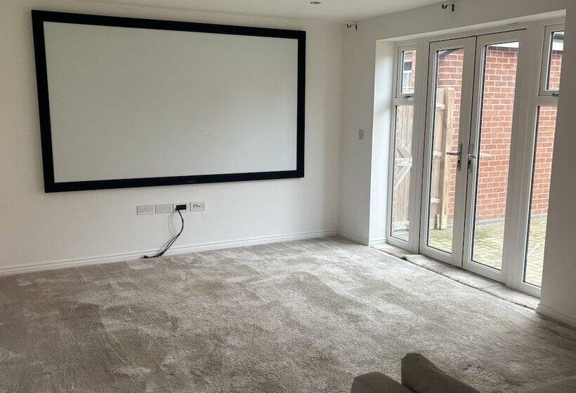 レジデンス Immaculate 4 Bed House In Horley