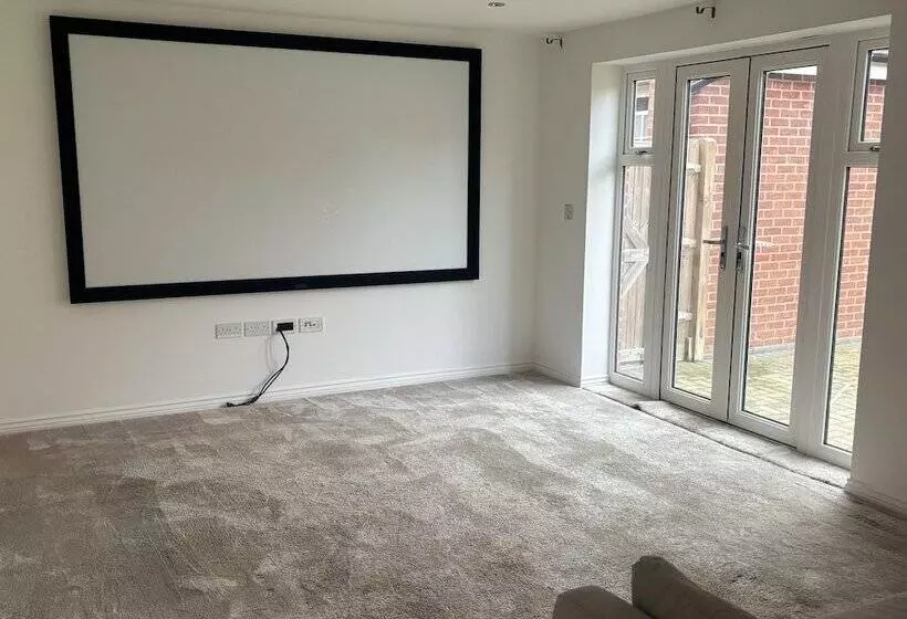 レジデンス Immaculate 4 Bed House In Horley