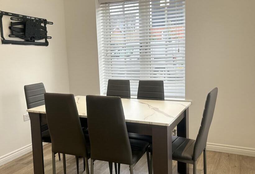 レジデンス Immaculate 4 Bed House In Horley