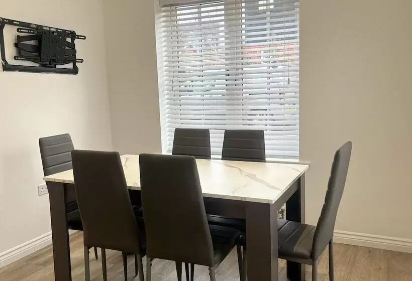 レジデンス Immaculate 4 Bed House In Horley