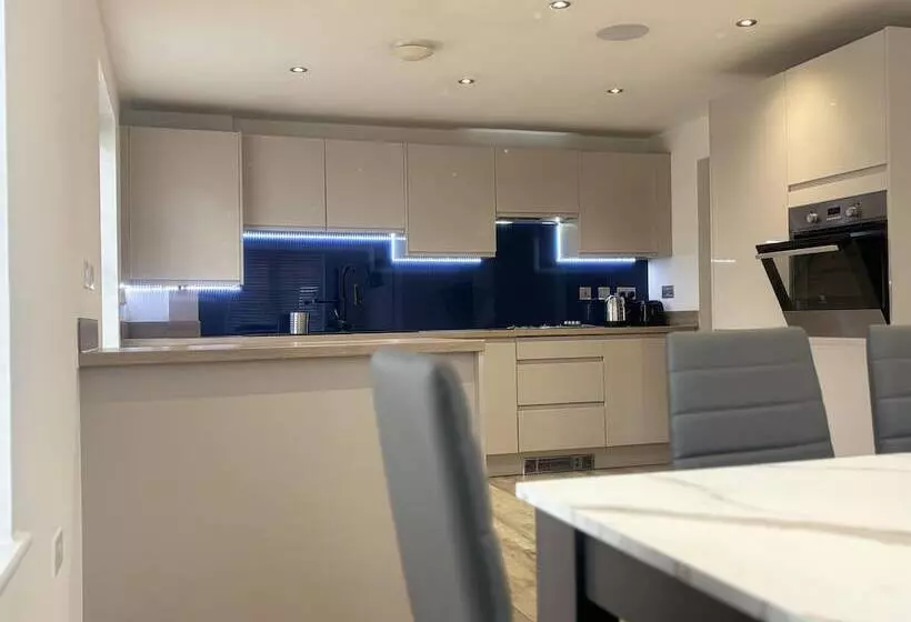 レジデンス Immaculate 4 Bed House In Horley