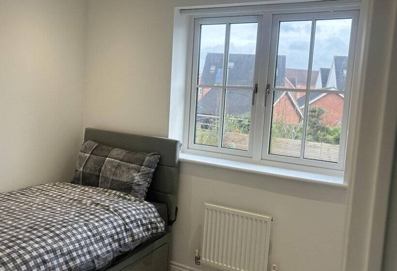 レジデンス Immaculate 4 Bed House In Horley