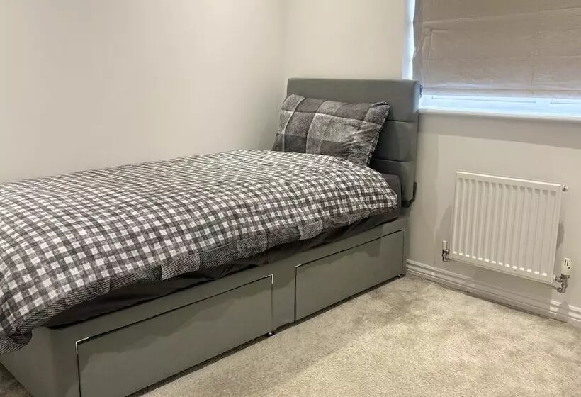 レジデンス Immaculate 4 Bed House In Horley