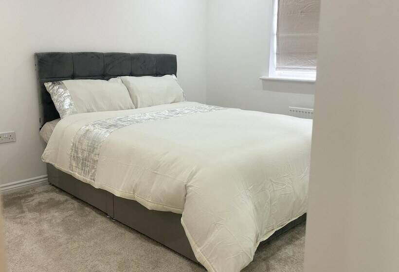 レジデンス Immaculate 4 Bed House In Horley