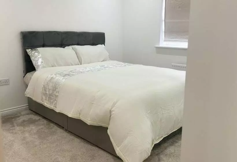 レジデンス Immaculate 4 Bed House In Horley