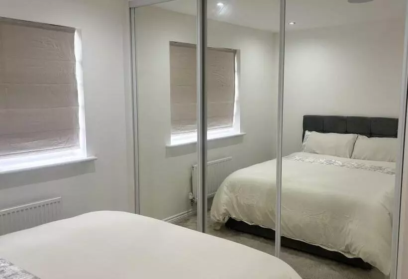 レジデンス Immaculate 4 Bed House In Horley