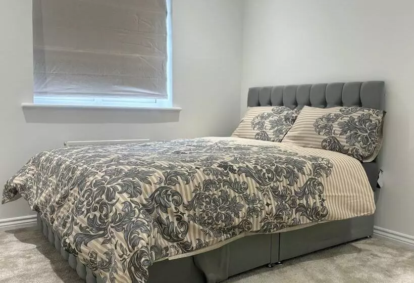 レジデンス Immaculate 4 Bed House In Horley