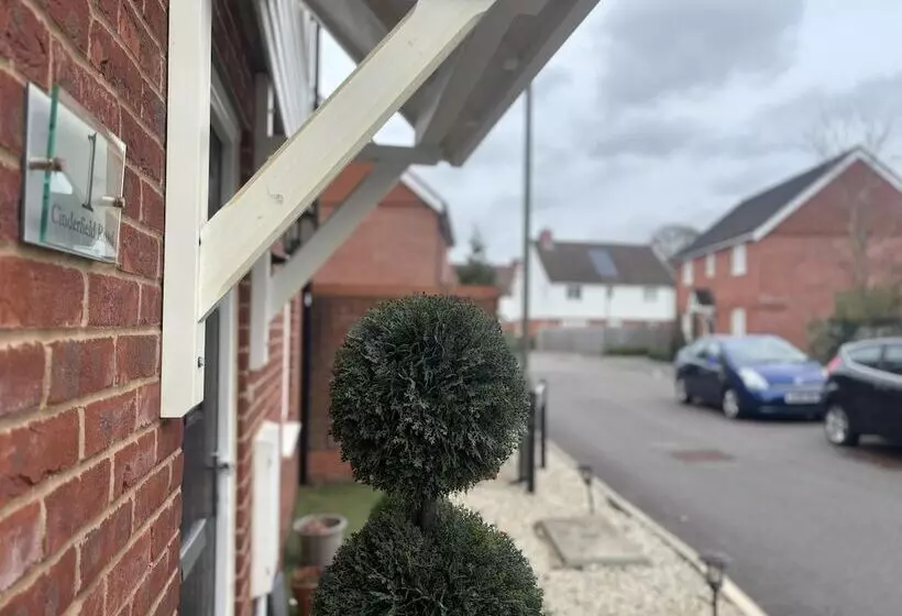 レジデンス Immaculate 4 Bed House In Horley