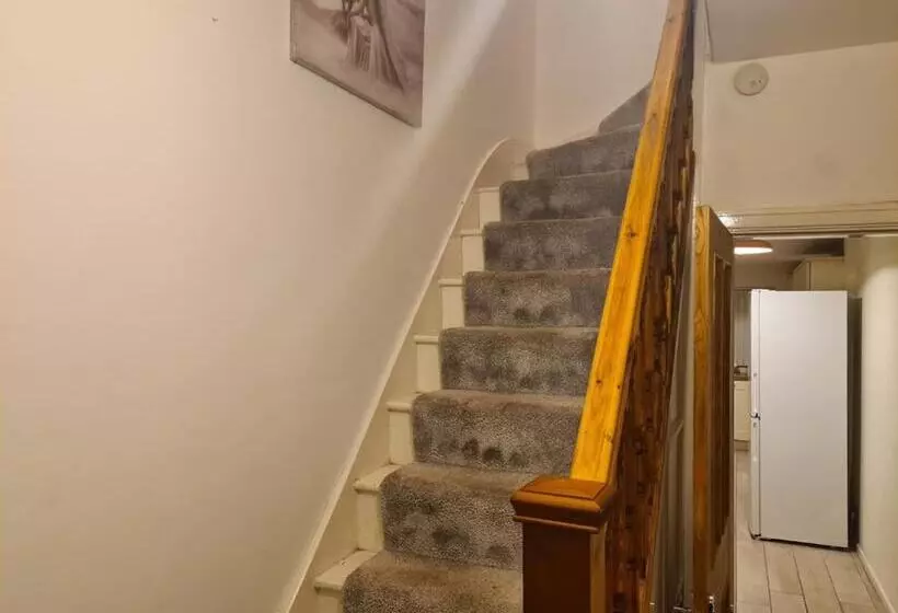 Residenssi Impeccable 4 Bed House In Bilston