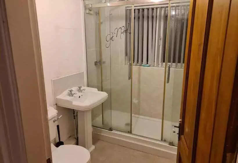 Residenssi Impeccable 4 Bed House In Bilston