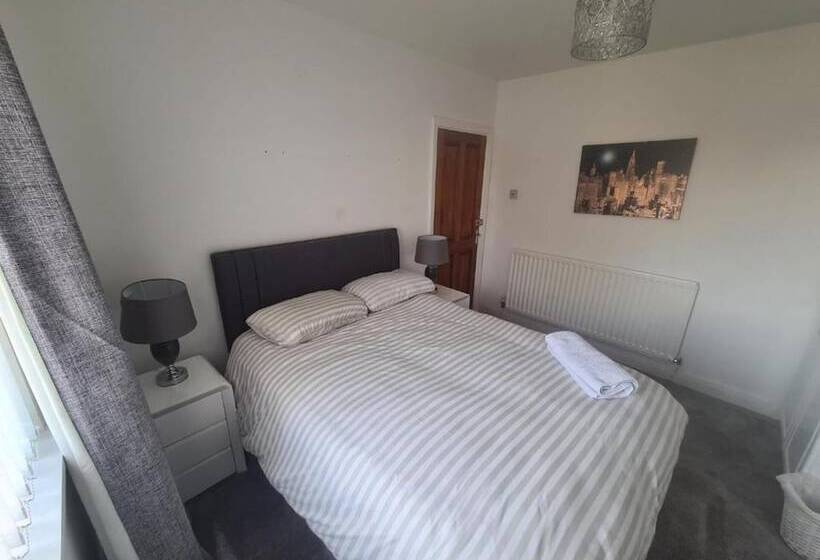 إقامة Impeccable 4 Bed House In Bilston