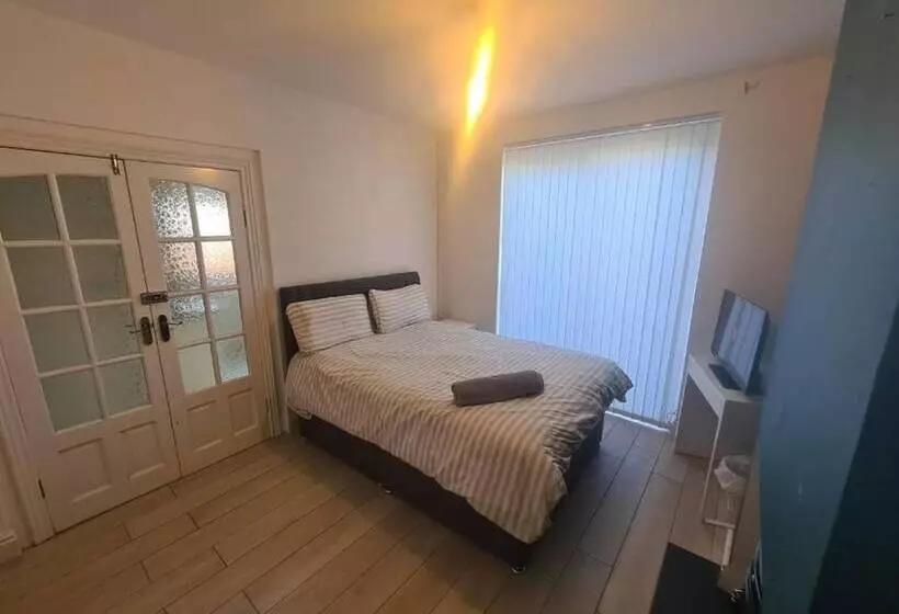 Residenssi Impeccable 4 Bed House In Bilston