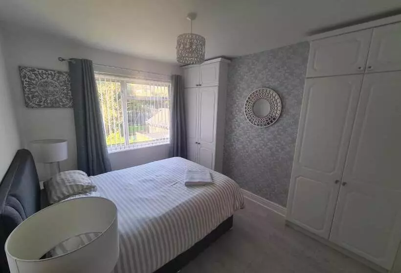 Residenssi Impeccable 4 Bed House In Bilston