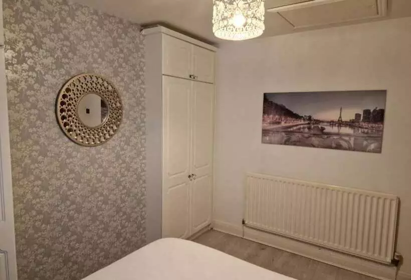 Residenssi Impeccable 4 Bed House In Bilston