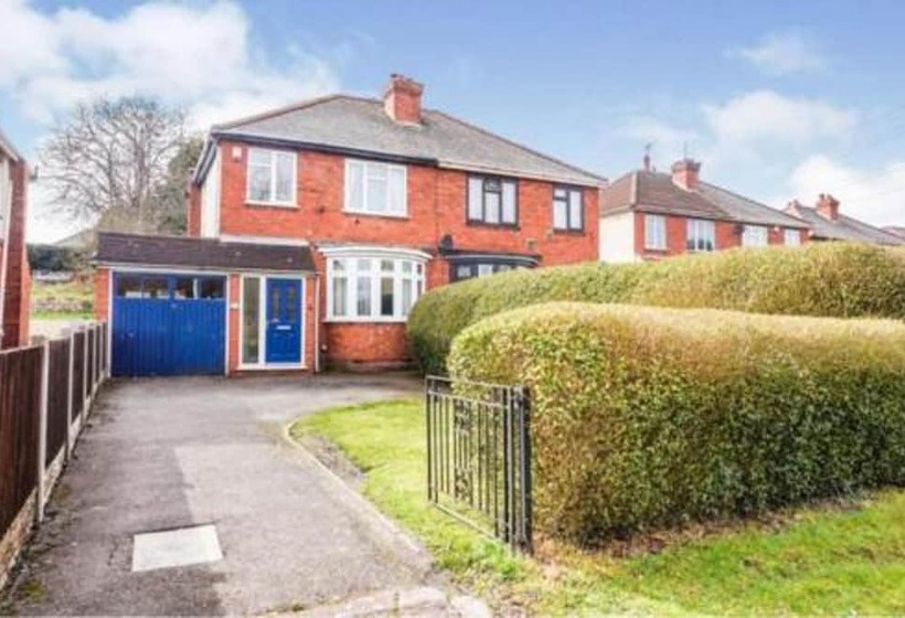 إقامة Impeccable 4 Bed House In Bilston