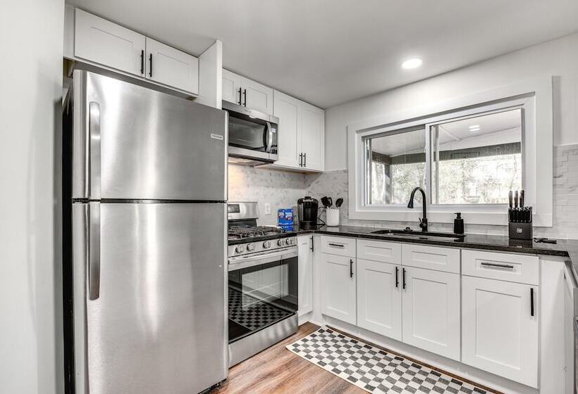 Smyrna Home W/ Porch: 2 Mi To Battery Atlanta!