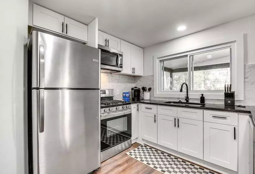 Smyrna Home W/ Porch: 2 Mi To Battery Atlanta!