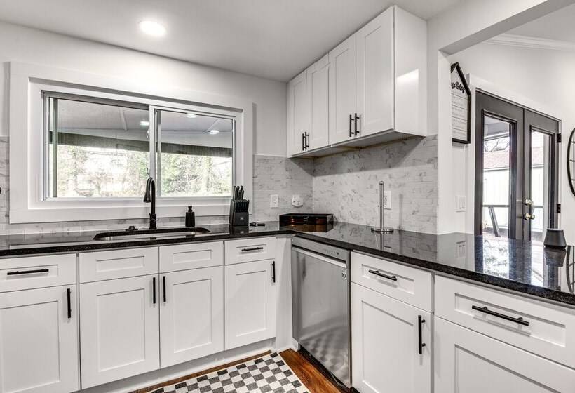 Smyrna Home W/ Porch: 2 Mi To Battery Atlanta!