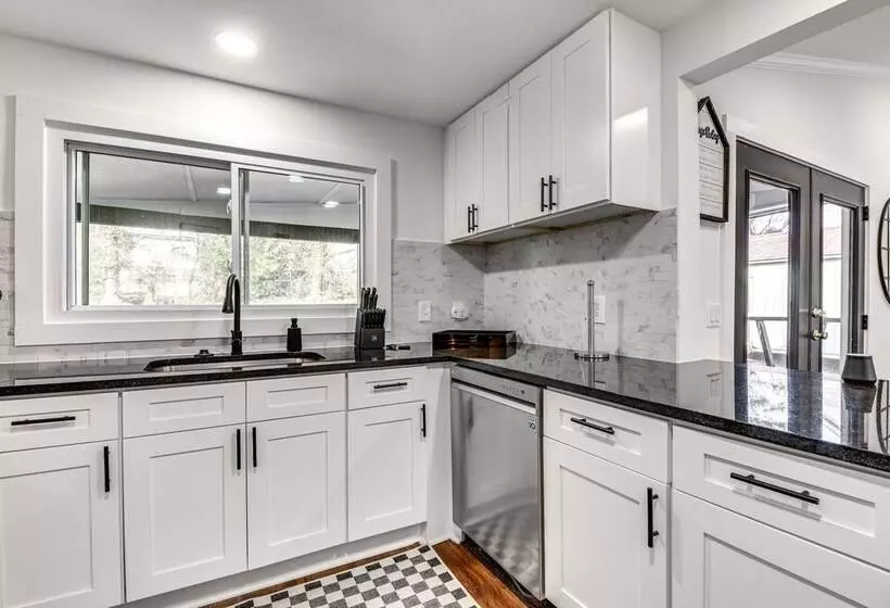 Smyrna Home W/ Porch: 2 Mi To Battery Atlanta!