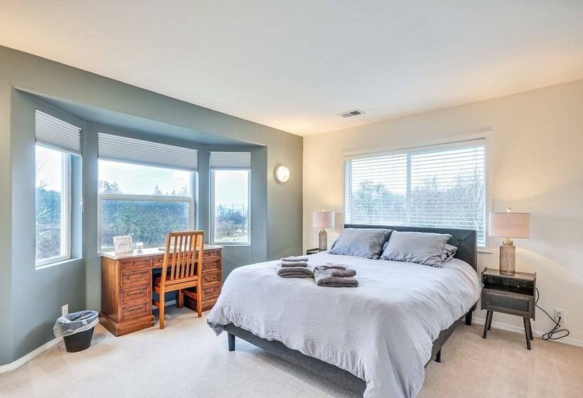 Spacious Oregon Home W/ Hot Tub, Fire Pit & Grill!