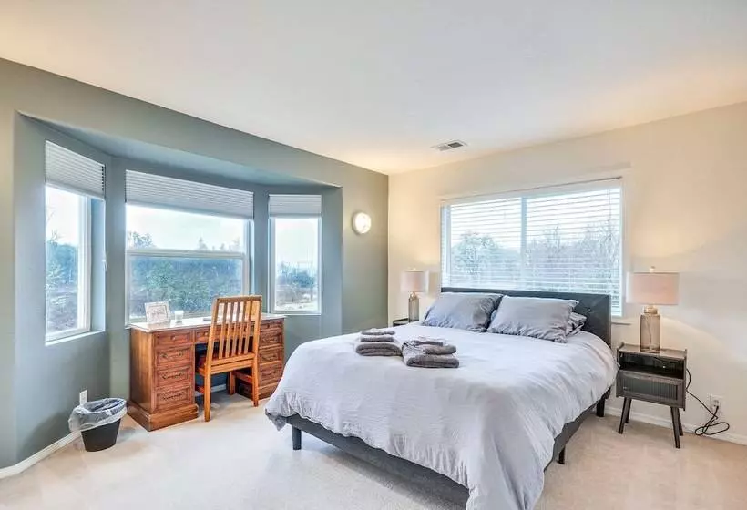 Spacious Oregon Home W/ Hot Tub, Fire Pit & Grill!