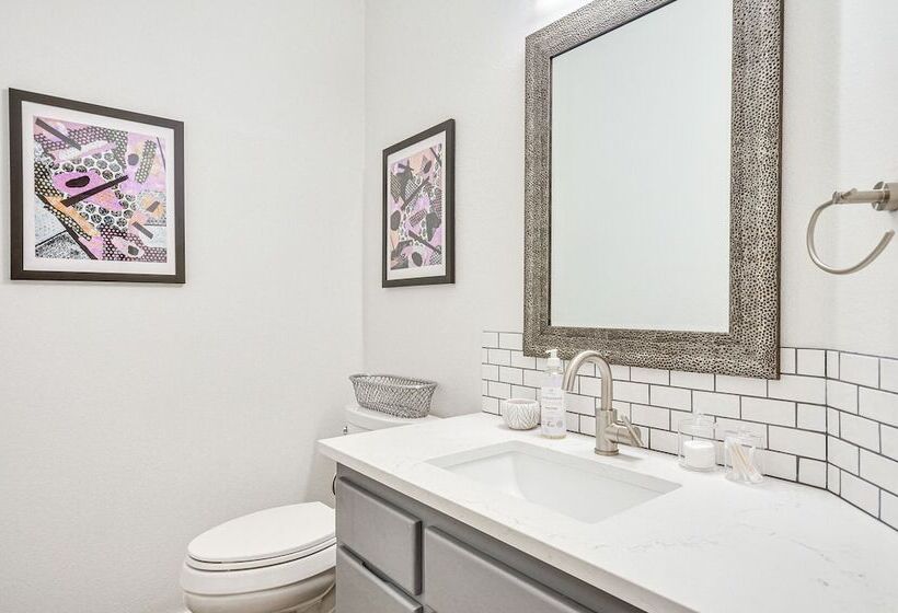 Spacious Oregon Home W/ Hot Tub, Fire Pit & Grill!