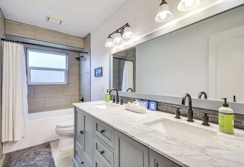 Spacious Oregon Home W/ Hot Tub, Fire Pit & Grill!
