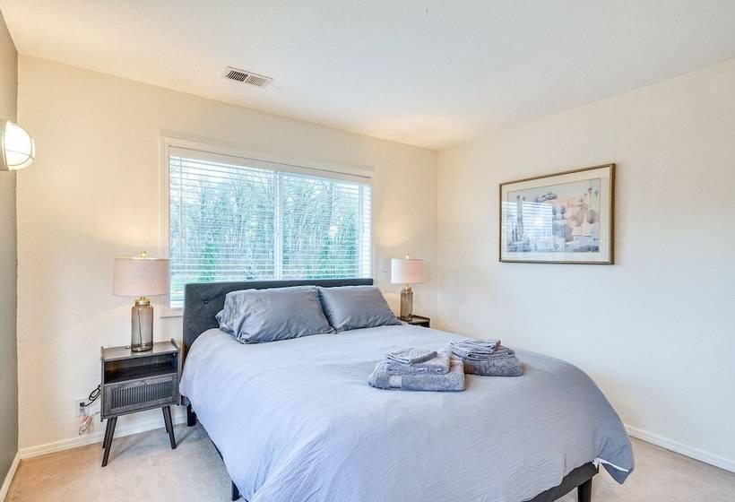 Spacious Oregon Home W/ Hot Tub, Fire Pit & Grill!
