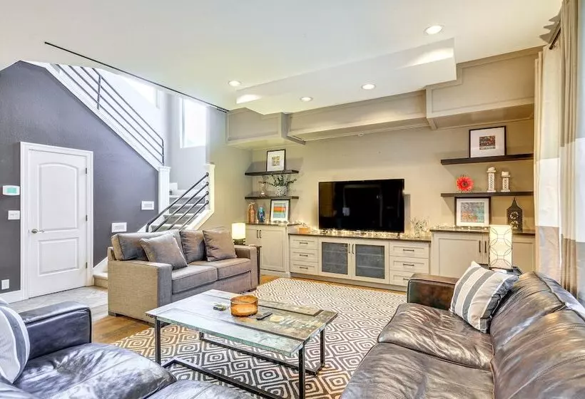 Spacious Oregon Home W/ Hot Tub, Fire Pit & Grill!