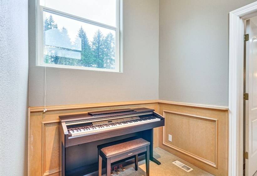 Spacious Oregon Home W/ Hot Tub, Fire Pit & Grill!