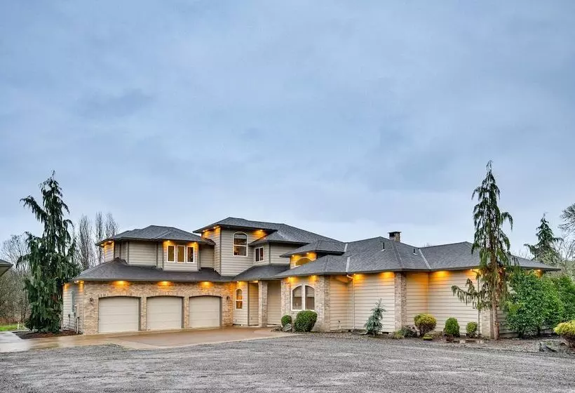 Spacious Oregon Home W/ Hot Tub, Fire Pit & Grill!