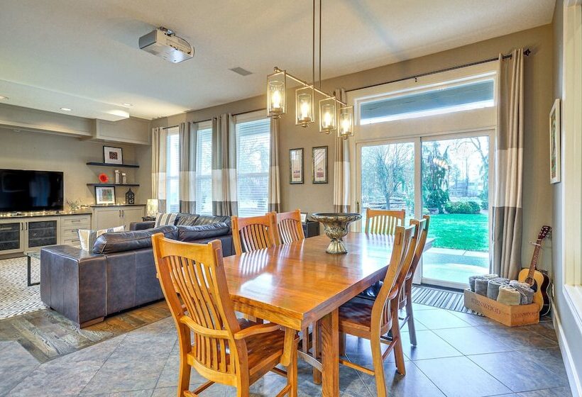 Spacious Oregon Home W/ Hot Tub, Fire Pit & Grill!