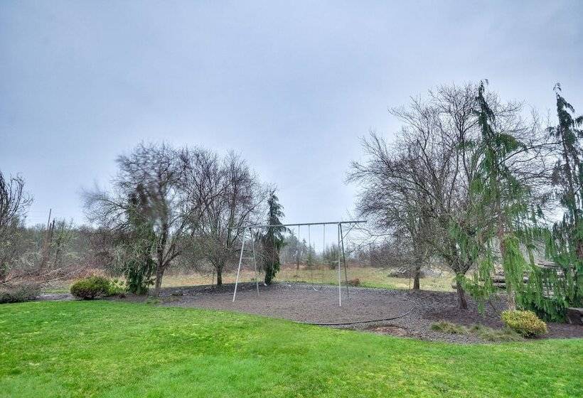 Spacious Oregon Home W/ Hot Tub, Fire Pit & Grill!