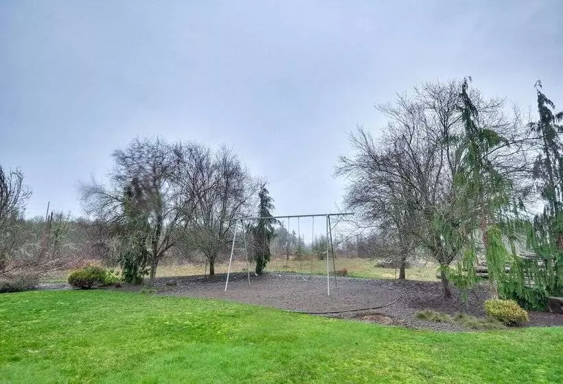 Spacious Oregon Home W/ Hot Tub, Fire Pit & Grill!