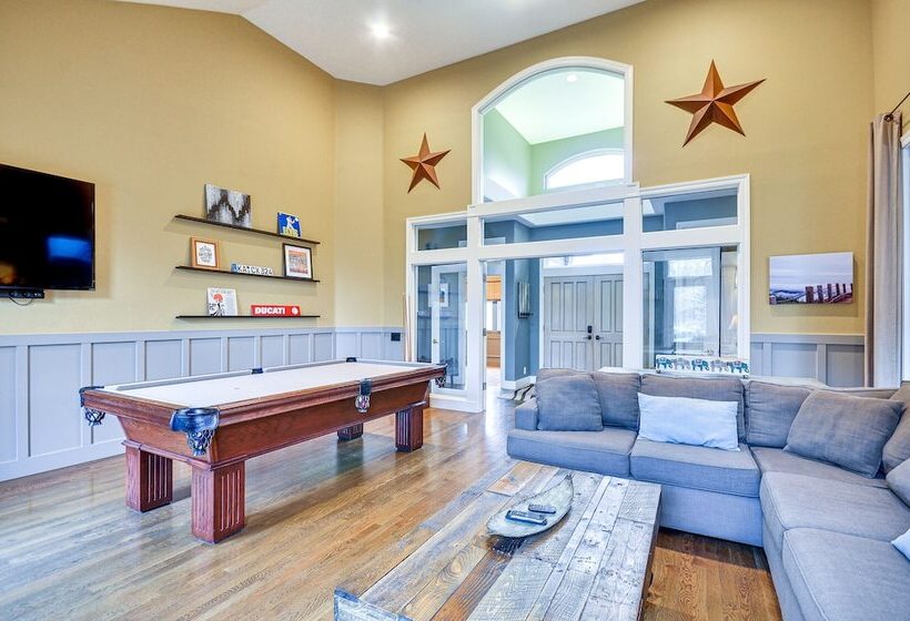 Spacious Oregon Home W/ Hot Tub, Fire Pit & Grill!