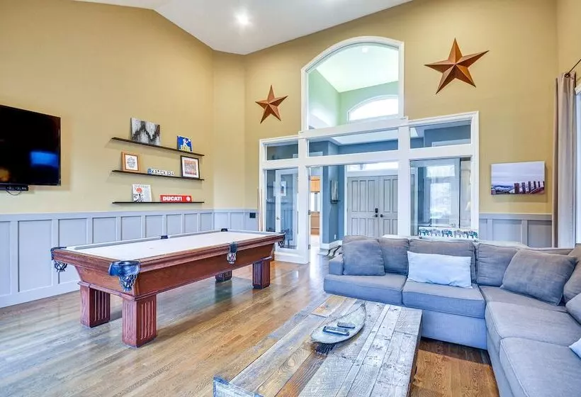Spacious Oregon Home W/ Hot Tub, Fire Pit & Grill!