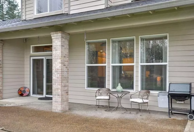 Spacious Oregon Home W/ Hot Tub, Fire Pit & Grill!