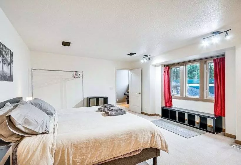 Spacious Oregon Home W/ Hot Tub, Fire Pit & Grill!