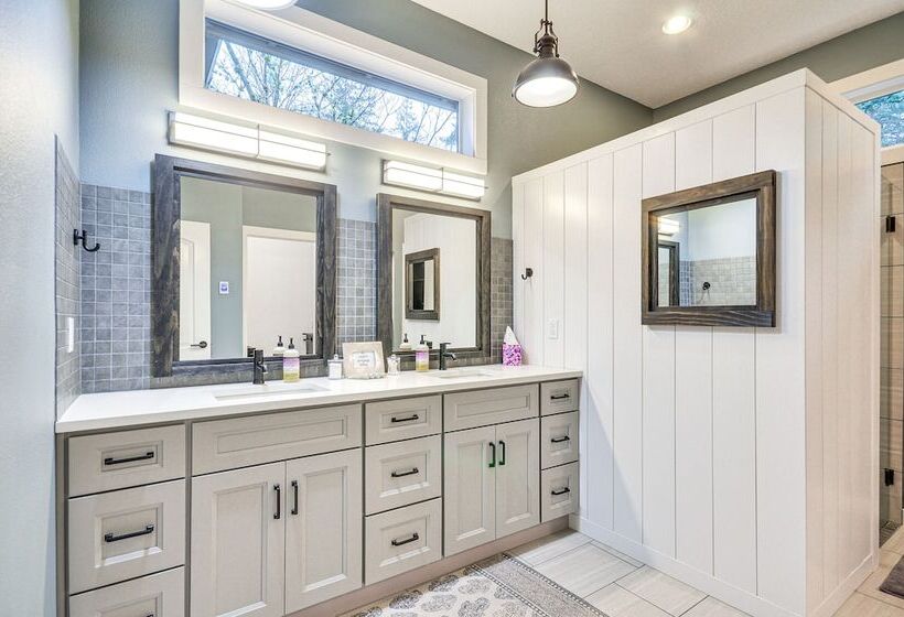 Spacious Oregon Home W/ Hot Tub, Fire Pit & Grill!