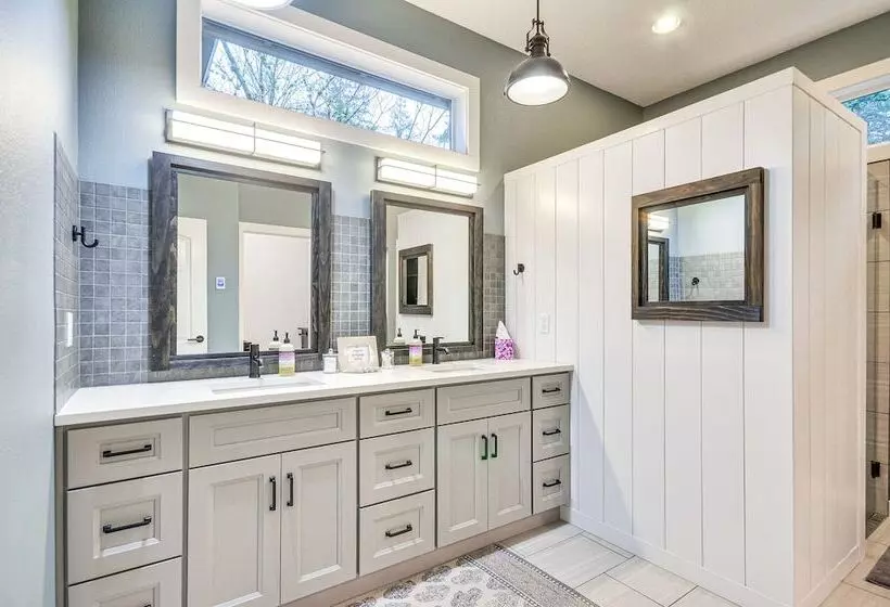 Spacious Oregon Home W/ Hot Tub, Fire Pit & Grill!